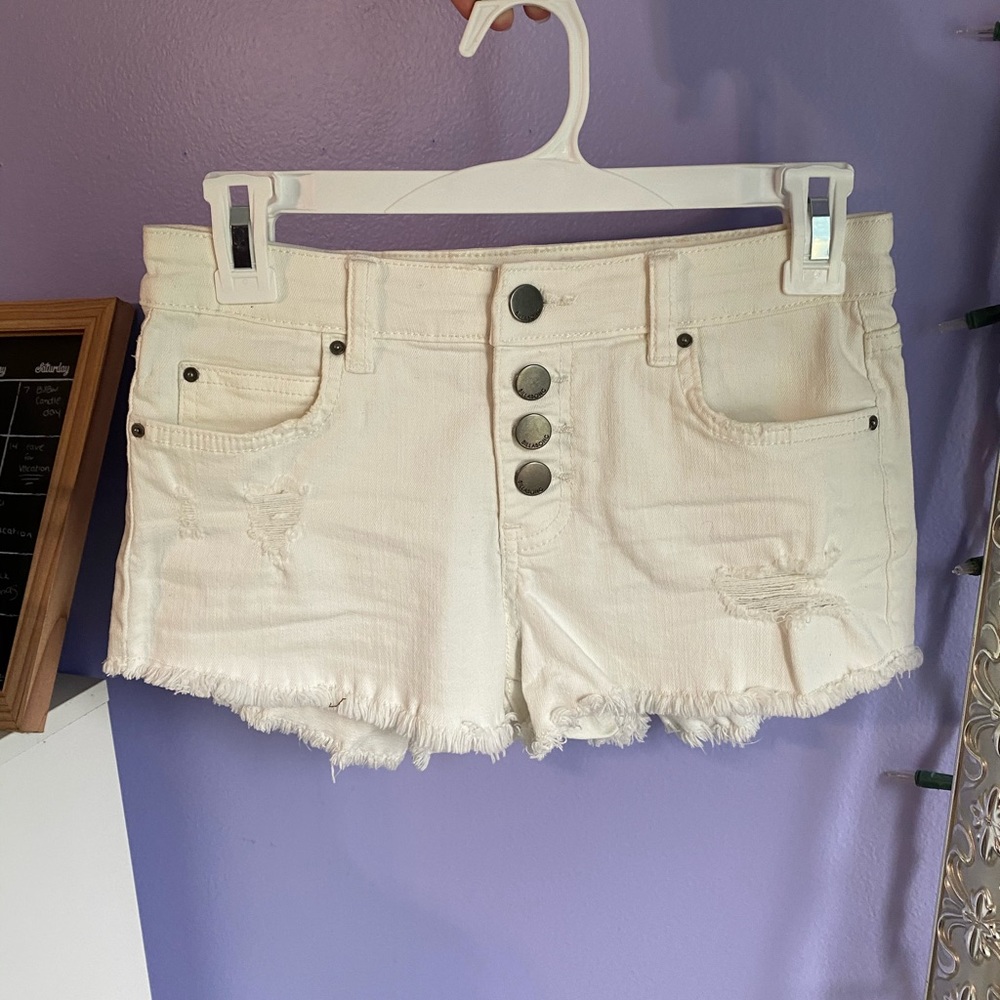 White billabong shortie shorts